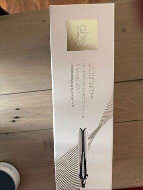 ghd Platinum+ Smart Styler Box in White and Metallic Gold